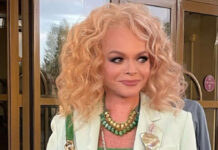 Лариса Долина не съехала из спорной квартиры в обещанное время