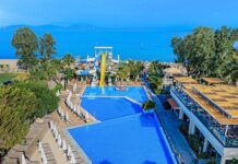 Турецкий курорт ушёл под воду: туристов срочно эвакуируют из разрушенного отеля в Айдыне