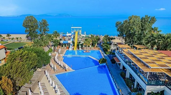 Турецкий курорт ушёл под воду: туристов срочно эвакуируют из разрушенного отеля в Айдыне