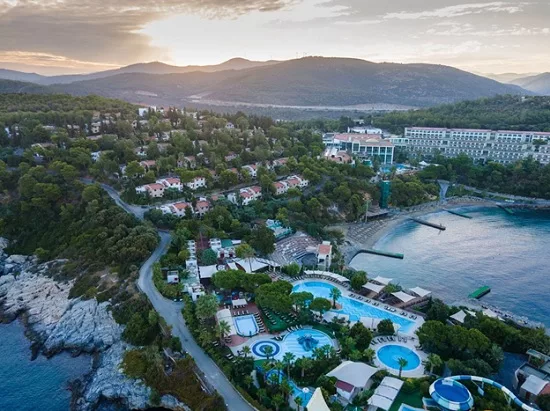 Турецкий курорт ушёл под воду: туристов срочно эвакуируют из разрушенного отеля в Айдыне