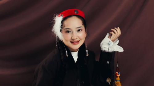 "Настоящая казахская красавица": Салтанат Бакаева появилась в наряде в национальном стиле