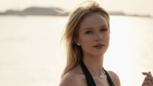 "Неземной красоты девушка": звезда сериала "Слово пацана" попозировала на пляже в Дубае