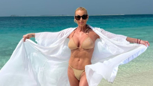 "Отдохнула с Ихтиандром": Волочкова поделилась пляжными фото с Мальдив