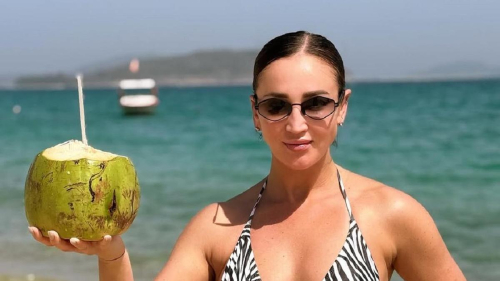 "Разрешаю себе": отметившая 40-летие на Мальдивах Бузова презентовала новую песню