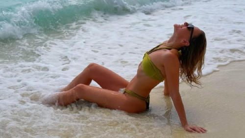 "Роскошная": Юля Ковальчук показала фото в ярких купальниках