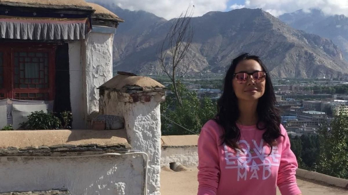 "Шикарная женщина": Динара Сатжан показала архивные фото и собрала комплименты в Сети