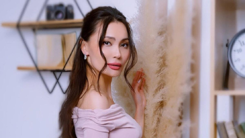 Жанар Дугалова поделилась в соцсети детским фото