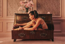 Жена Бибера в нижнем белье снялась для известного бренда