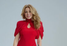 «Девушка в красном»: 61-летняя Алена Апина попозировала в мини-платье