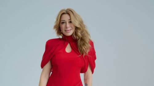 "Девушка в красном": 61-летняя Алена Апина попозировала в мини-платье 1 "Девушка в красном": 61-летняя Алена Апина попозировала в мини-платье