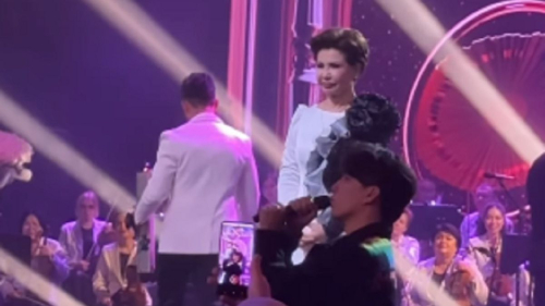 Димаш Кудайберген поклонился Розе Рымбаевой (видео)