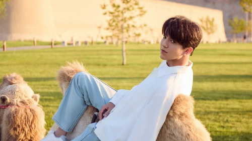 Димаш поделился колоритной фотосессией из Туркестана