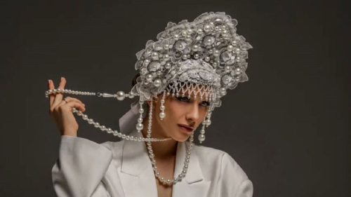 "Это что-то волшебное": Лиза Арзамасова появилась в пиджаке без белья и кокошнике 1 "Это что-то волшебное": Лиза Арзамасова появилась в пиджаке без белья и кокошнике