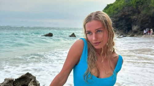 "Глаза цвета океана": экс-супруга Харламова впечатлила фото в купальнике с Бали