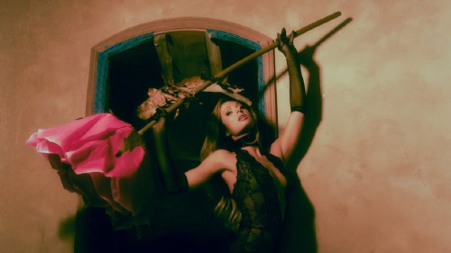 "Идеальная": Пэрис Хилтон появилась в кружевном боди с экстремально глубоким декольте