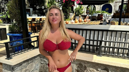 "Кустарно подрисовали живот": Семенович отреагировала на "ее" пляжные кадры в Сети