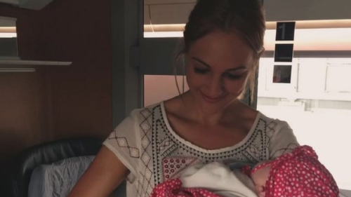 Мерьем Узерли отметила 12-летие старшей дочери и показала фото из семейного архива