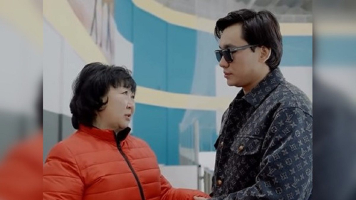 "Наш батыр навсегда в наших сердцах": Кайрат Нуртас навестил маму Дениса Тена (видео)