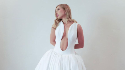 Певица Эддисон Рей снялась в прозрачном платье с фейковыми долларами