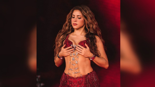 "Потрясающе!": Шакира показала образ с открытым животом с концерта