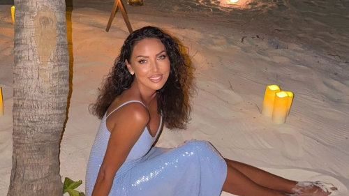 "Русалочка": Алсу с кудрявыми волосами в нежном платье попозировала на берегу океана