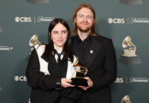 Стали известны имена обладателей «Грэмми»: главные награды забрали Билли Айлиш и Bad Bunny