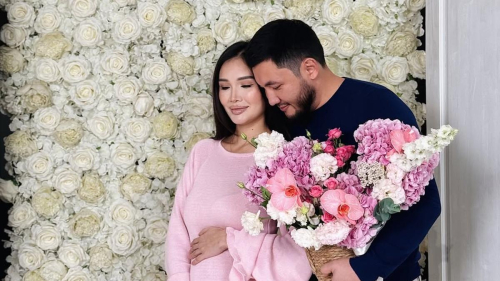 Ставшая мамой в третий раз Байзакова показала первую встречу ее сыновей с сестренкой