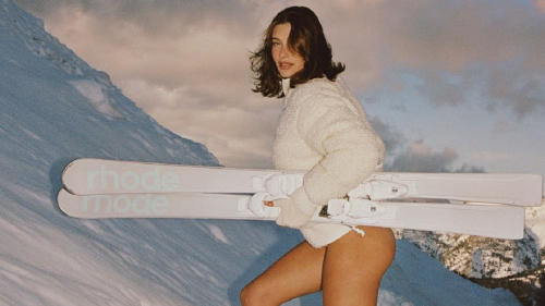 Жена Бибера без штанов покаталась на лыжах для рекламы