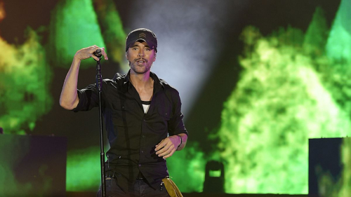 Знаменитый певец Энрике Иглесиас даст концерт в Казахстане
