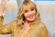 69-летняя звезда сериала «Секс в большом городе» снялась в прозрачном плаще