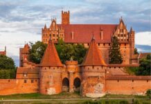 Самый большой замок в мире: место, которое точно стоит внести в список для посещения