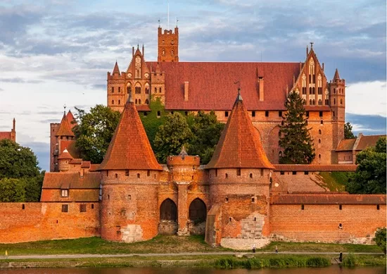 Самый большой замок в мире: место, которое точно стоит внести в список для посещения