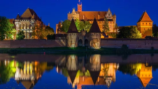 Самый большой замок в мире: место, которое точно стоит внести в список для посещения