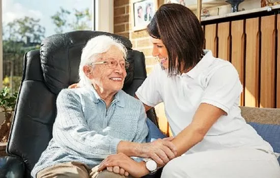 Почему одиночество в пожилом возрасте может быть опаснее многих болезней