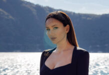 Аида Гарифуллина запечатлелась на берегу озера Комо в платье с глубоким декольте