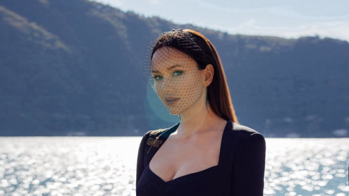 Аида Гарифуллина запечатлелась на берегу озера Комо в платье с глубоким декольте 1 Аида Гарифуллина запечатлелась на берегу озера Комо в платье с глубоким декольте