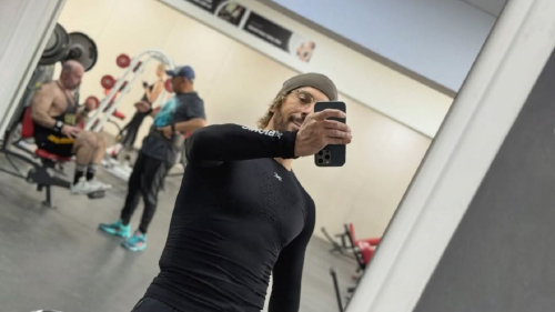 "Алла Борисовна, спасите нас!": Галкин продемонстрировал рельефные мышцы