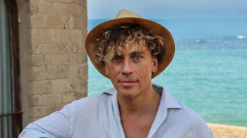 "Больше 30 не дашь!": Максим Галкин выложил солнечные фото