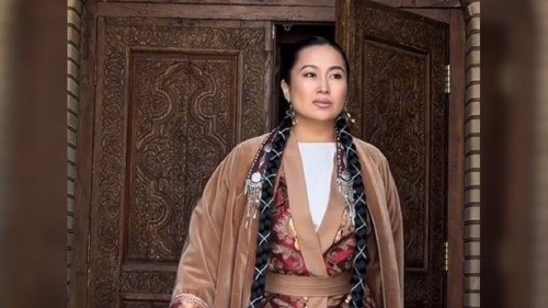 Динара Кырыкбаева восхитила появлением в наряде, сшитом в национальном стиле