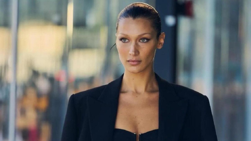 "Дива": Белла Хадид вышла на публику в откровенном наряде