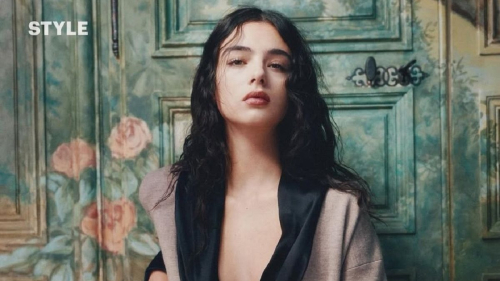 Дочь Беллуччи снялась в оголяющем грудь джемпере без бюстгальтера для журнала