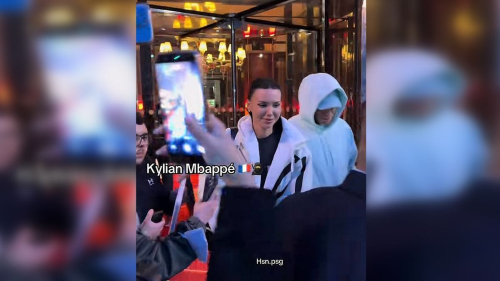 Две метавселенные: Мбаппе толкнул Оксану Саймолову на выходе из отеля в Париже (видео)