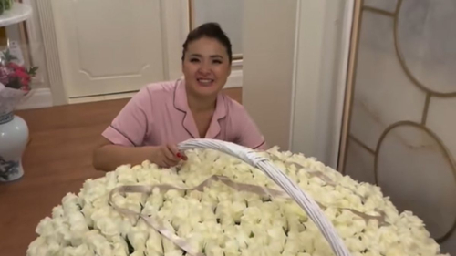 Экс-супруга Кабатова получила 501 розу в подарок от детей