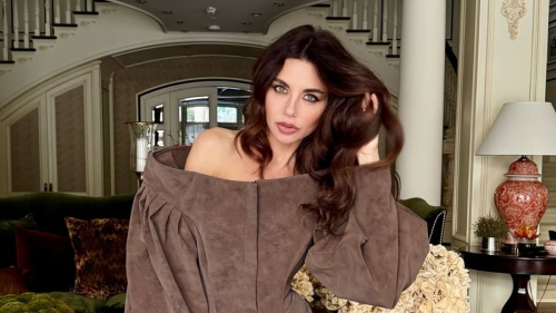 "Мне надо в Париж": Анна Плетнева покрасовалась в оригинальных аутфитах