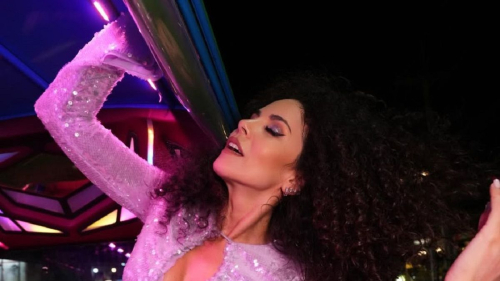 Настя Каменских запечатлелась в Майами в наряде с глубоким декольте