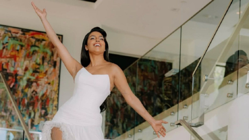 Приянка Чопра появилась на "Оскаре-2026" в белоснежном платье с высоким разрезом