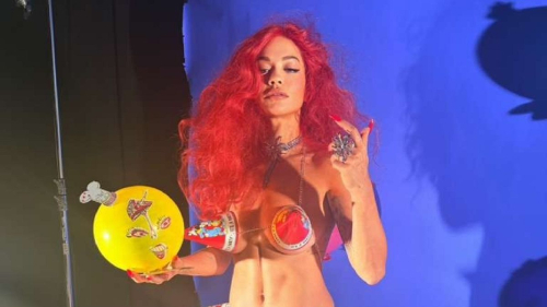 Рита Ора снялась для журнала в откровенном топе из праздничных колпаков