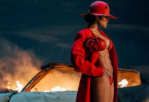 Самая сексуальная женщина в мире поделилась фото в халате и без макияжа