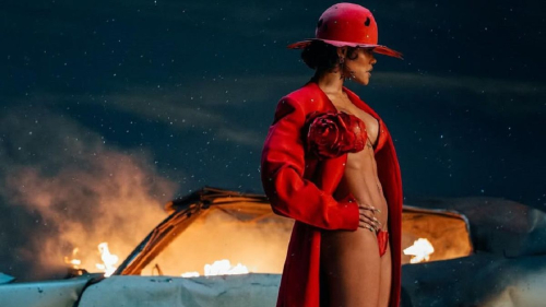 Самая сексуальная женщина в мире поделилась фото в халате и без макияжа