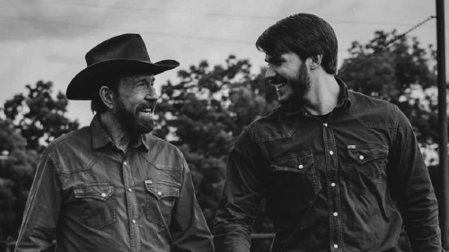 "Сложно подобрать нужные слова": сын умершего Чака Норриса посвятил ему трогательный пост